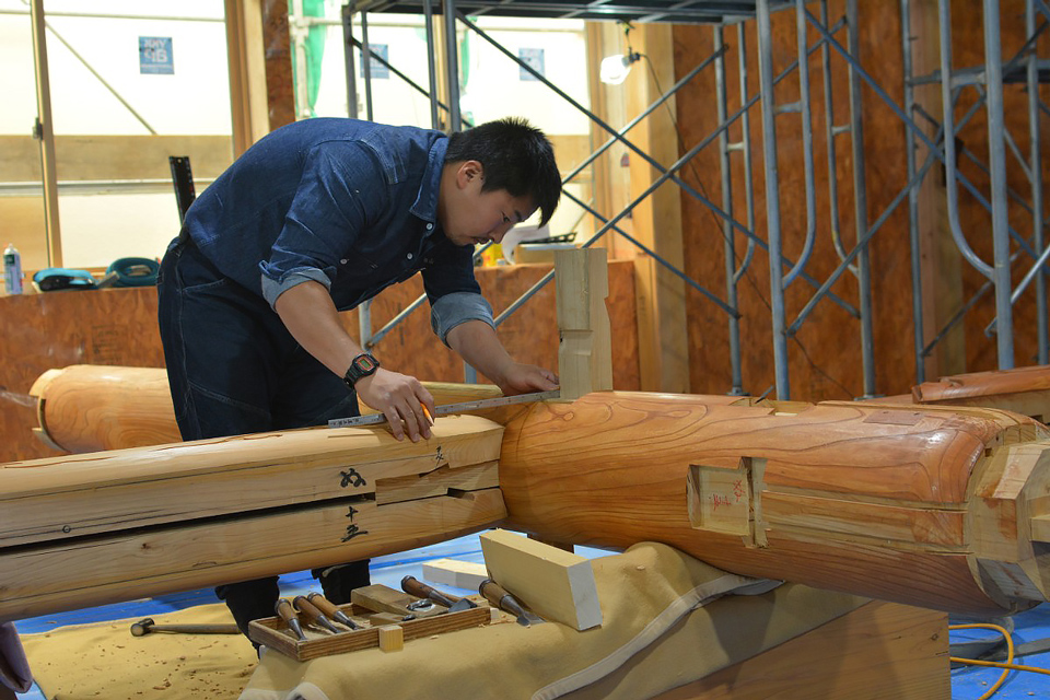 写真：作業場で木材を測る様子
